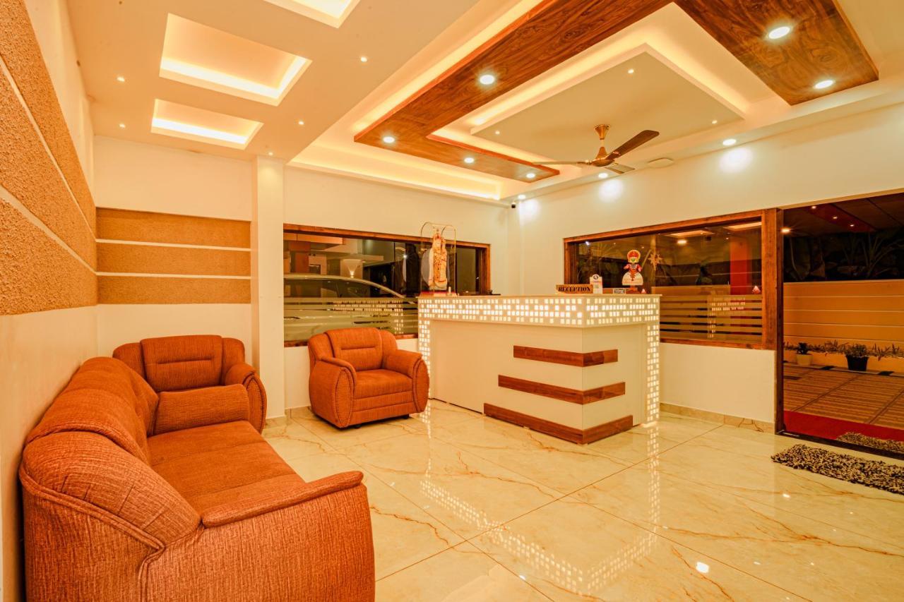 Marina Suites Airport Hotel Kochi Exterior photo