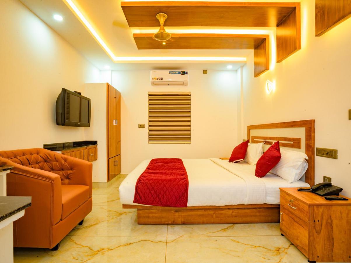 Marina Suites Airport Hotel Kochi Exterior photo