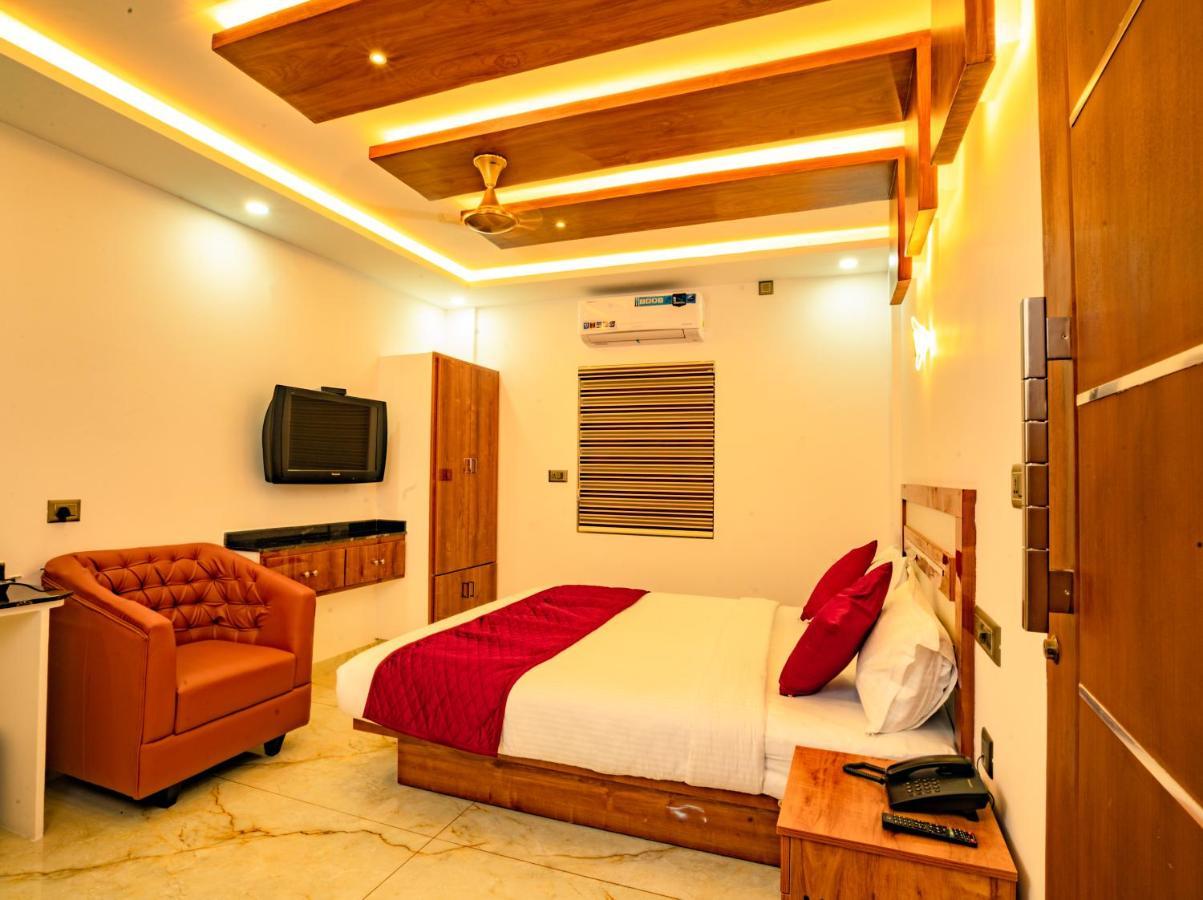 Marina Suites Airport Hotel Kochi Exterior photo