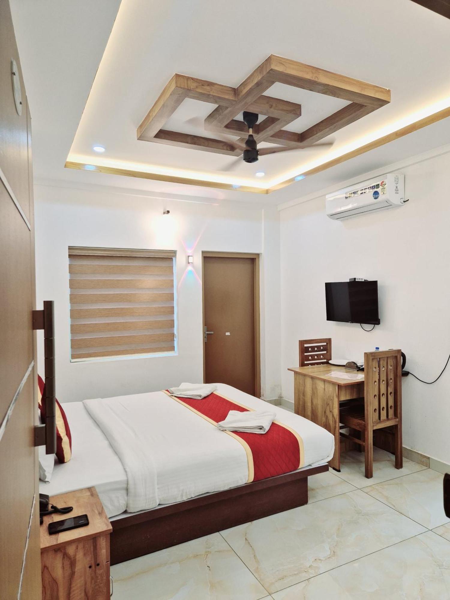 Marina Suites Airport Hotel Kochi Exterior photo